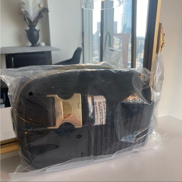 NWT Black Velour Gold Hardware Lululemon Everywhere Belt Bag - Picture 4 of 5